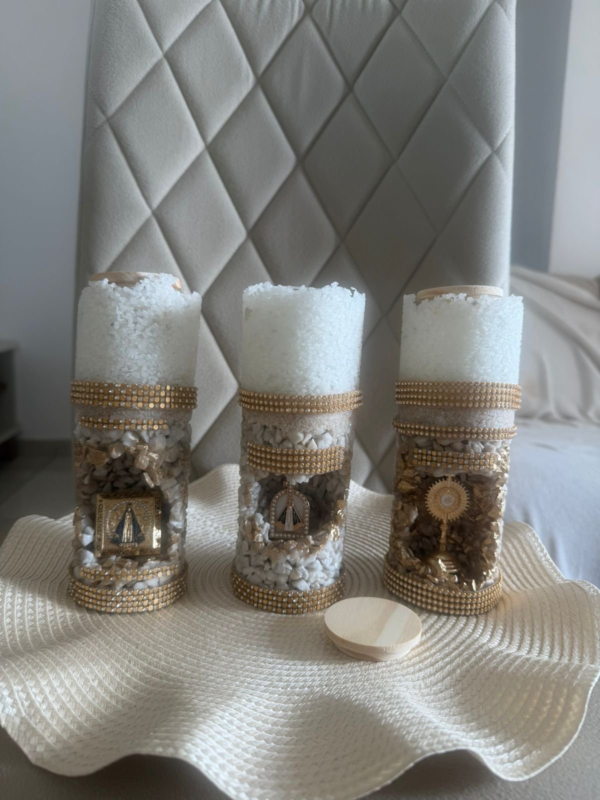 Velas oratórias refil artesanais em tons claros com detalhes dourados